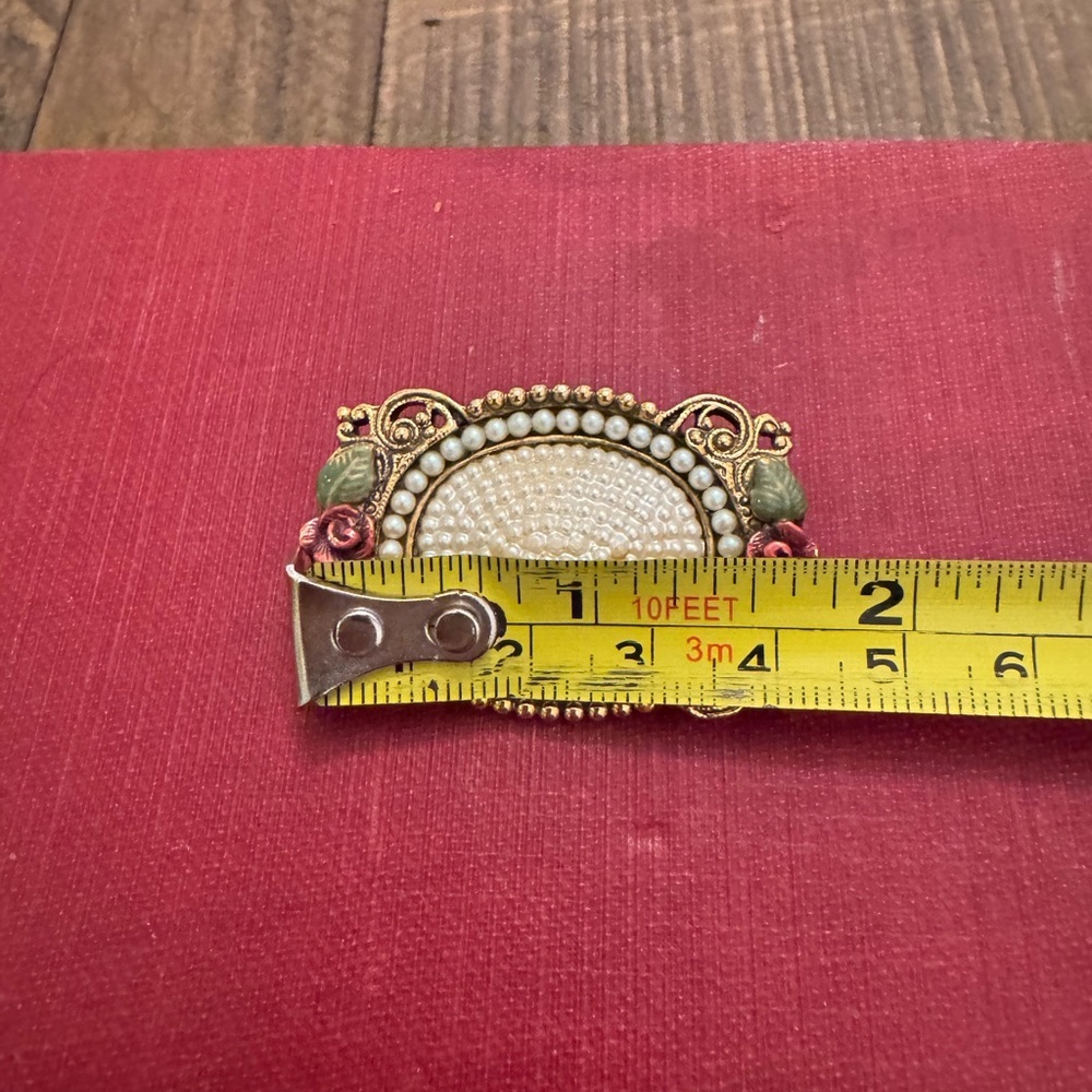 Vintage Faux Pearl Rose Detail Gold-Tone Filigree Brooch - Picture 9 of 10